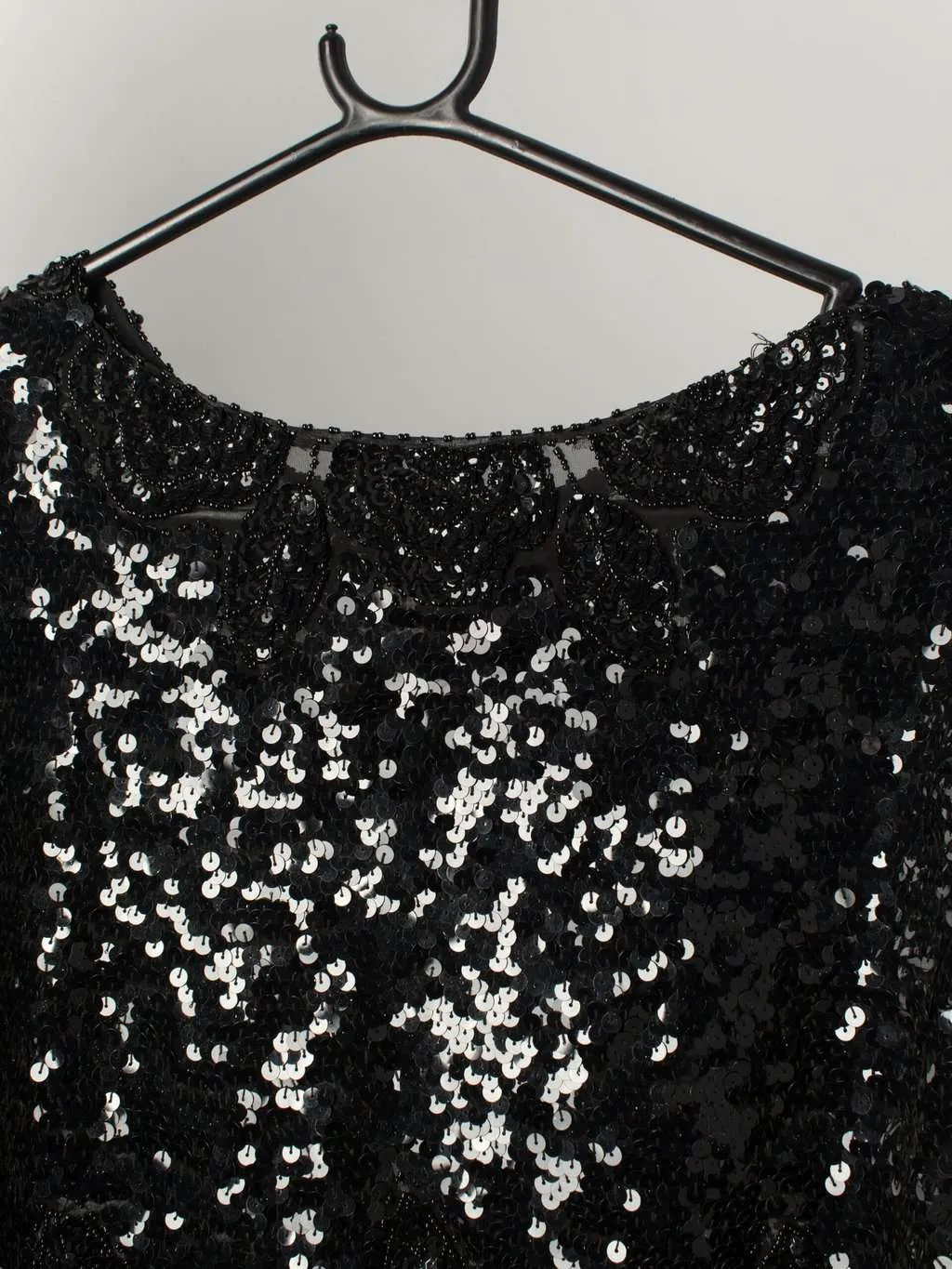 Vintage black sequin top with floral pattern and profiled hem – Medium / Large